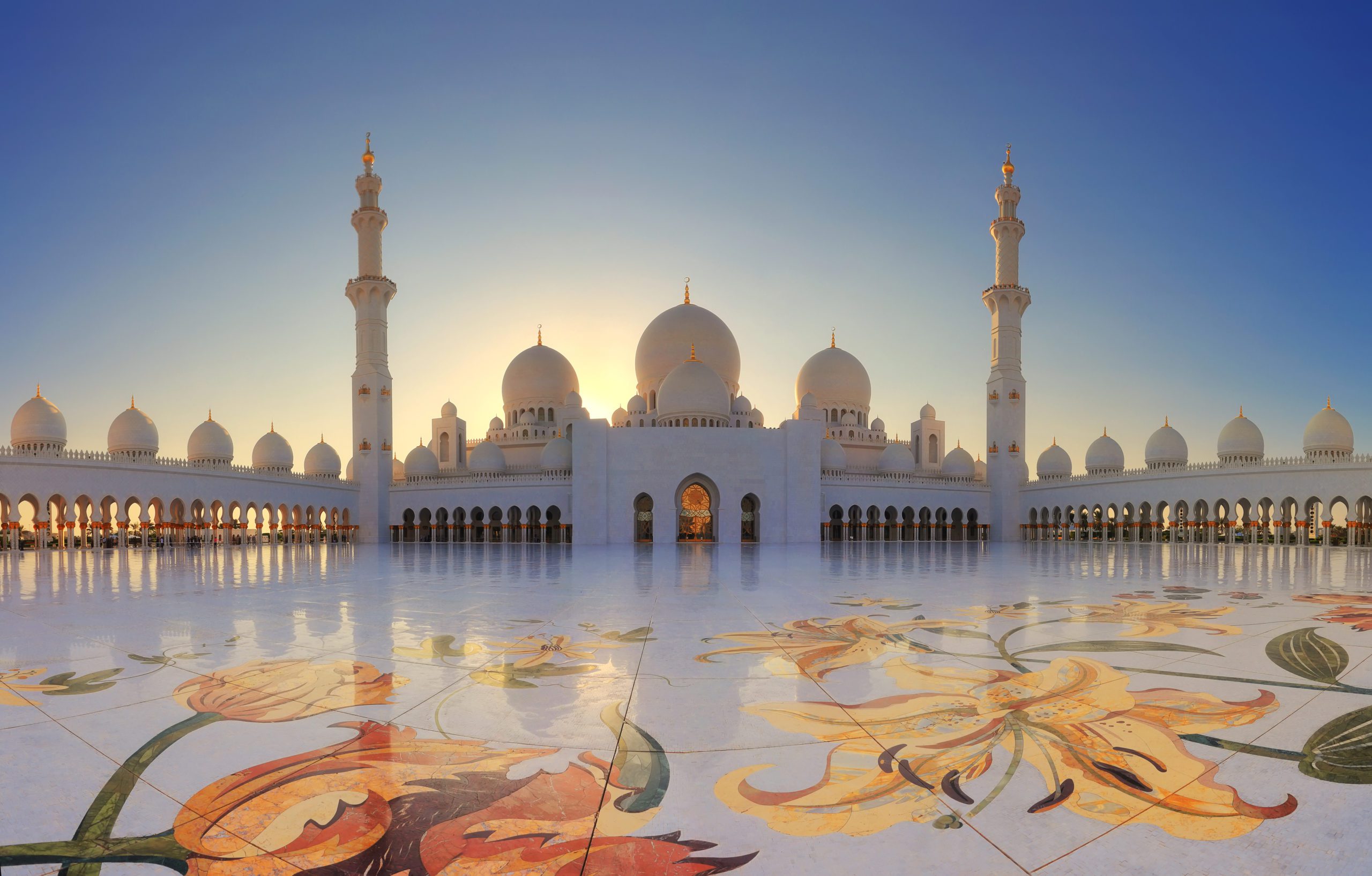 Grand,Mosque,In,Abu,Dhabi,In,The,Evening.,Panorama,Of